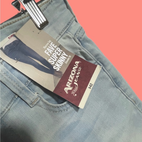 ARIZONA JEAN CO. NEW W/TAGS Ripped/distressed jeans (NWT) - Picture 2 of 8